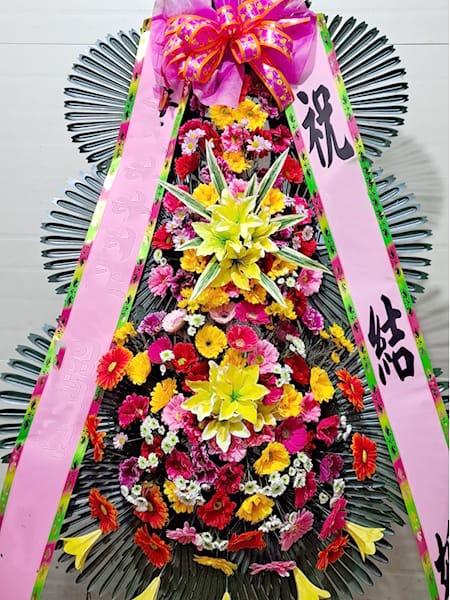 연세동문회관 예식장 대학원 원우회 동문들이 마음을 담은 3단 축하화환